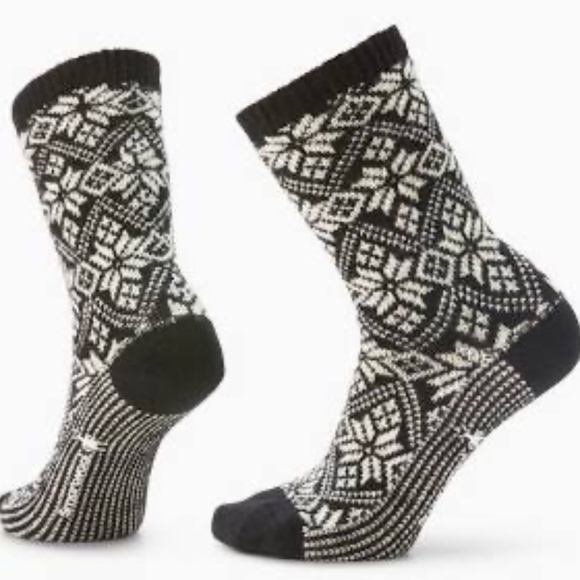 Everyday Cozy Traditional Snowflake Crew Socks - Picture 2 of 4